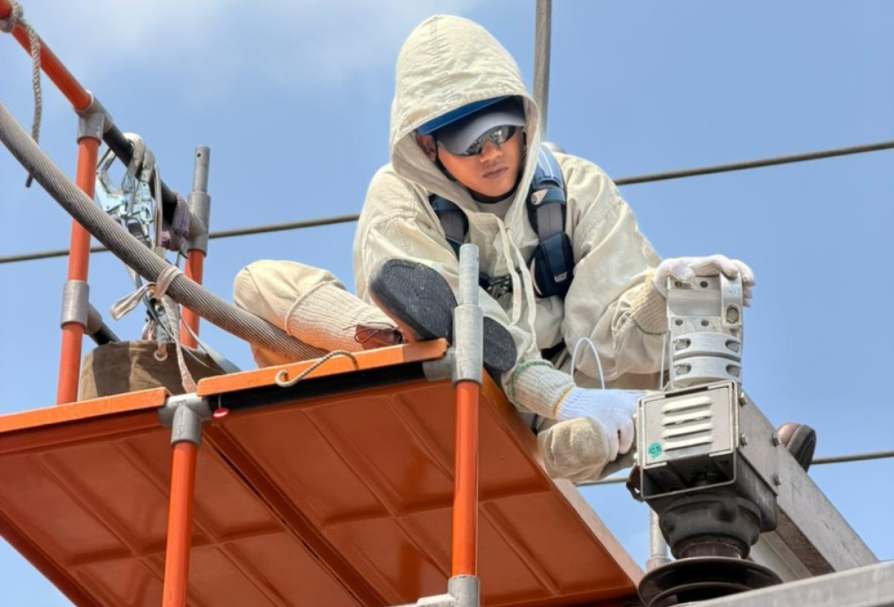Aksi Tim PDKB PLN Madiun perbaiki jaringan tegangan tinggi tanpa padamkan listrik. (Humas PLN UIT JBM)