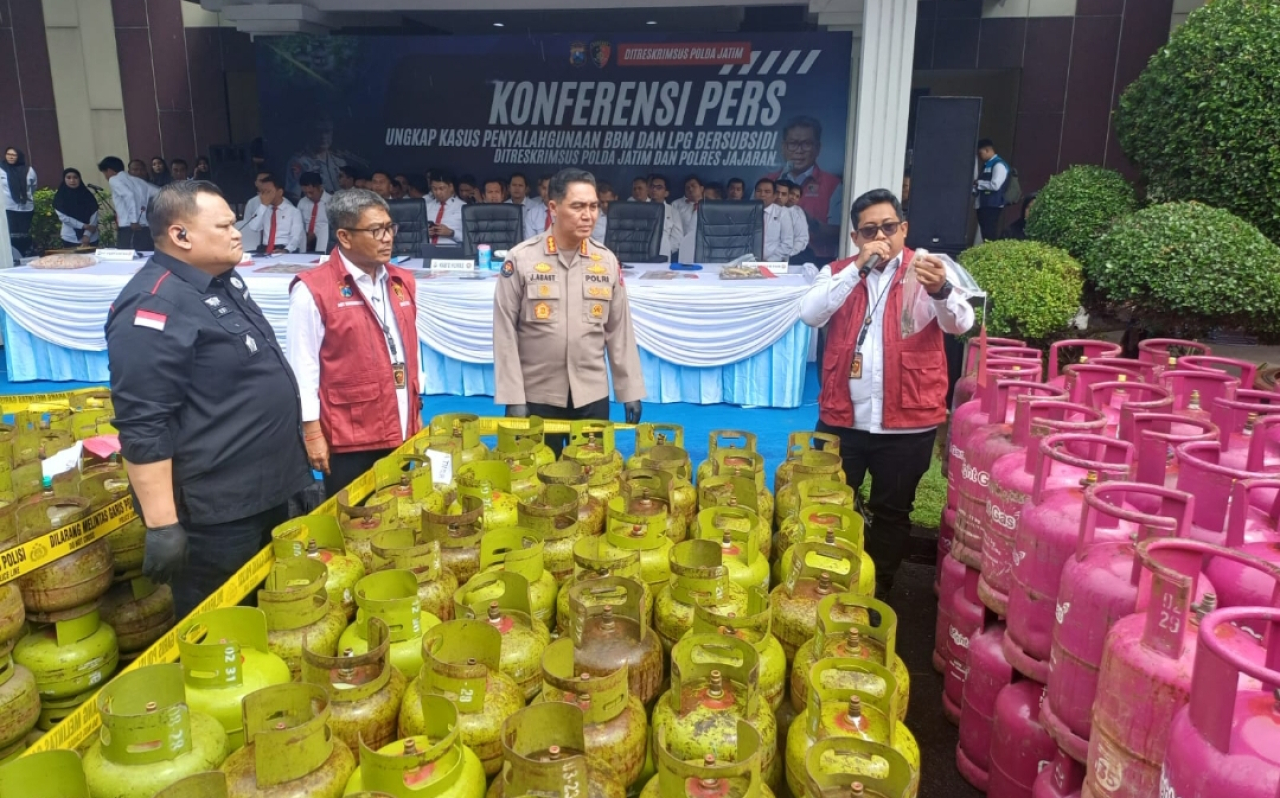 Polda Jawa Timur merilis kasus BBM dan LPG ilegal. (Insani/Jurnas.net)