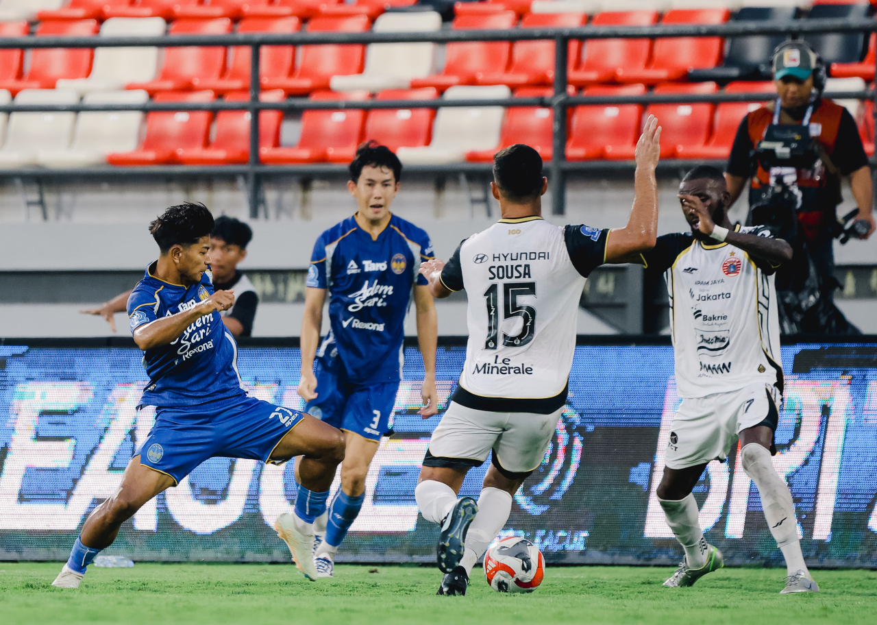 Perebutan bola pada laga PSIM melawan Persija Jakarta. (Dok. PSIM)