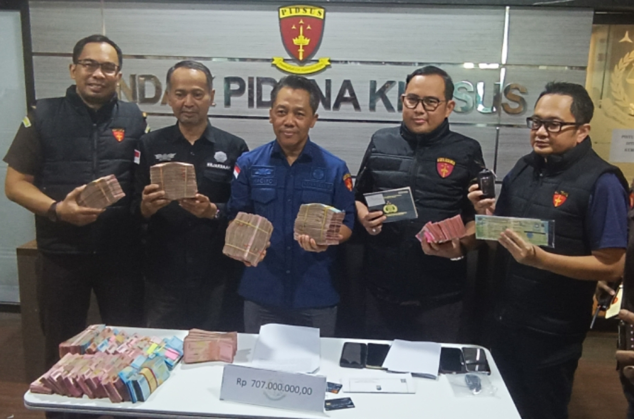 Penyidik Kejati Jatim menunjukkan uang hasil pungli yang dikembalikan 19 pegawai ESDM Jatim. (Insani/Jurnas.net)