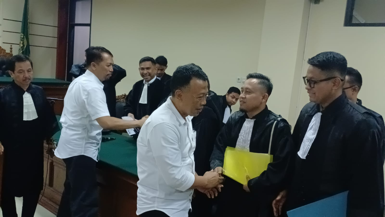 Bupati Ponorogo nonaktif Sugiri Sancoko usai sidang di Pengadilan Tipikor Surabaya. (Insani/Jurnas.net)