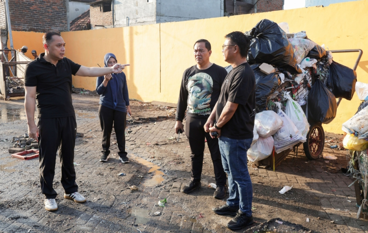 Wali Kota Surabaya Eri Cahyadi didampingi Pelaksana Tugas (Plt) Kepala DLH Surabaya, M. Fikser, saat meninjau sampah di TPS. (Humas Pemkot Surabaya)