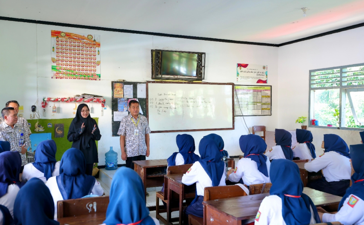 Banyuwangi Banyuwangi, Ipuk Fiestiandani, turun langsung ke lapangan untuk memastikan ujian berjalan lancar. (Humas Pemkab Banyuwangi)