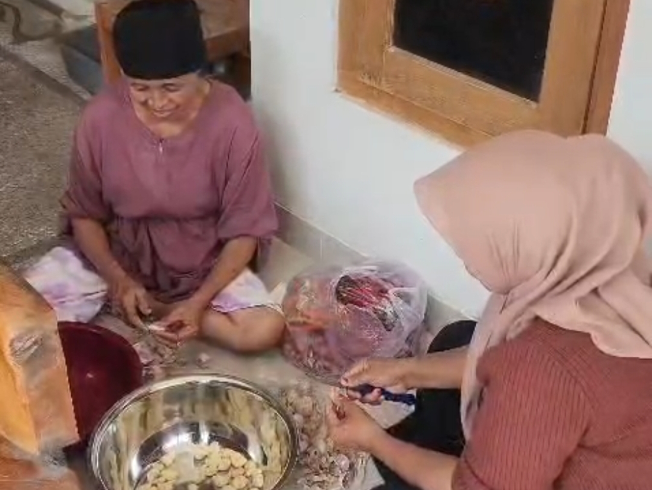Ibu-ibu tengah menyiapkan bumbu masakan khas Bawean untuk acara HBH. (Tangkapan Layar Video)