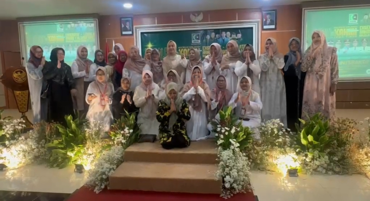 FORHATI (Forum Alumni HMI-Wati) foto bersama pada acara Halal Bihalal MW KAHMI Jawa Timur. (Dok: Jurnas.net)