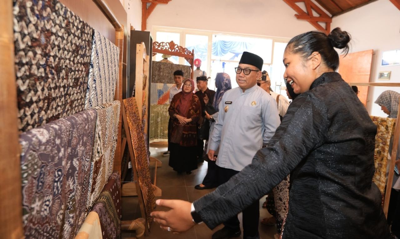 Wakil Bupati Banyuwangi, Mujiono, mengunjungi pusat Batik Banyuwangi. (Humas Pemkab Banyuwangi)
