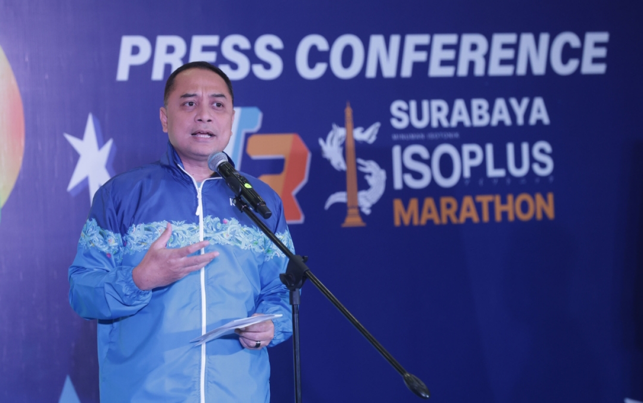 Wali Kota Surabaya, Eri Cahyadi, resmi membuka ISOPLUS Marathon 2026. (Humas Pemkot Surabaya)