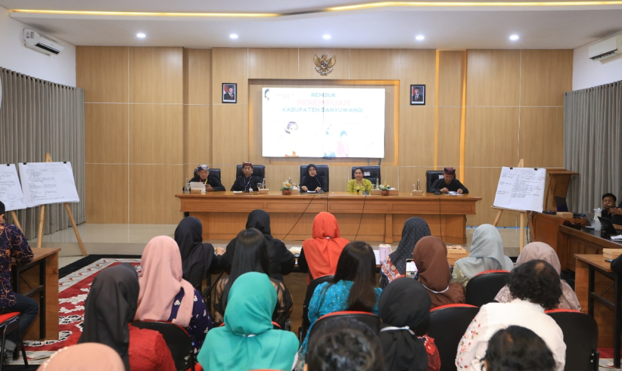 Bupati Banyuwangi Ipuk Fiestiandani serap aspirasi lewat rembug perempuan untuk kebijakan Banyuwangi. (Humas Pemkba Banyuwangi)