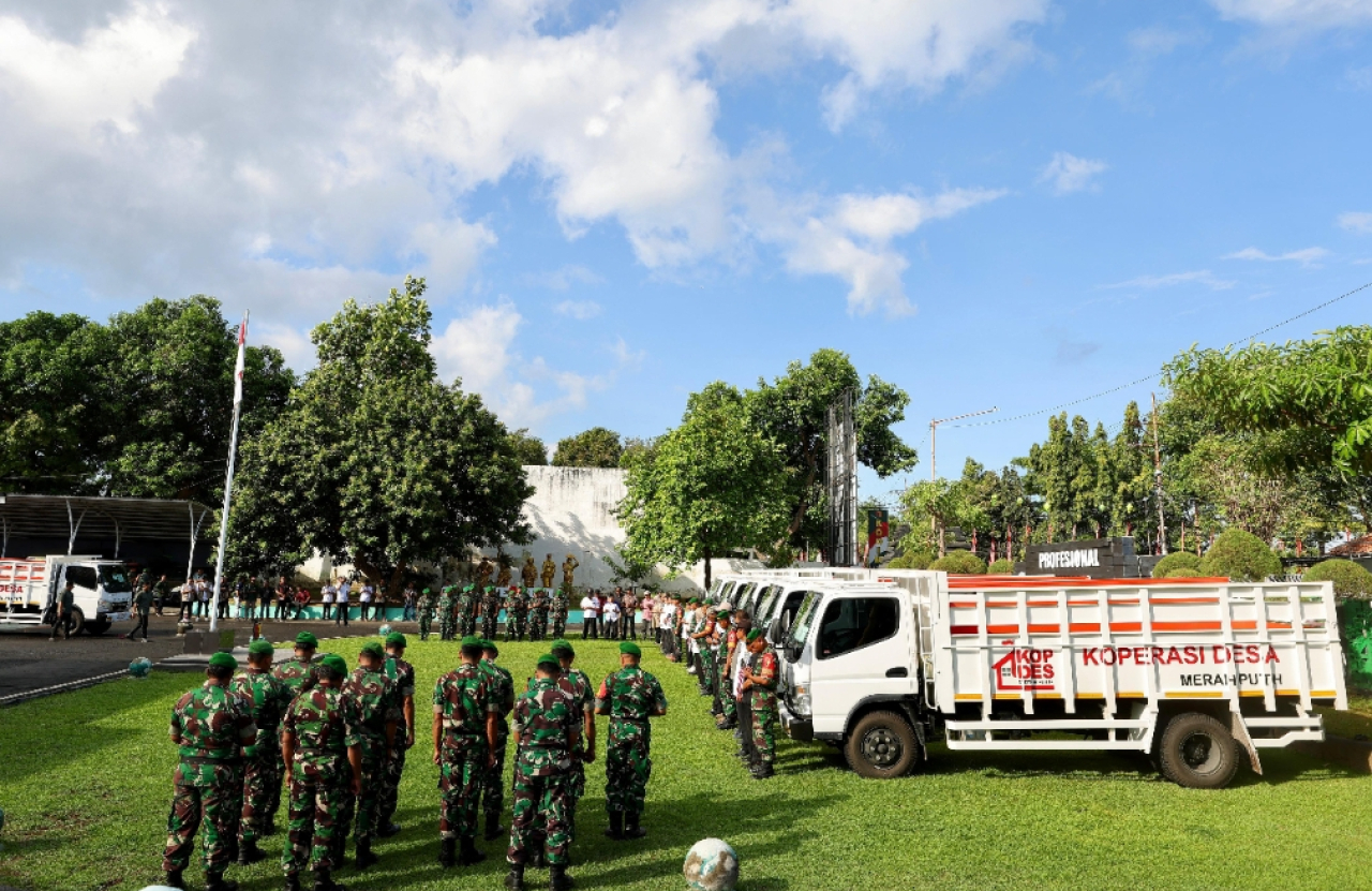 Pemkab Banyuwangi terima bantuan armada truk untuk Koperasi Desa/Kelurahan Merah Putih (KDKMP). (Humas Pemkab Banyuwangi)