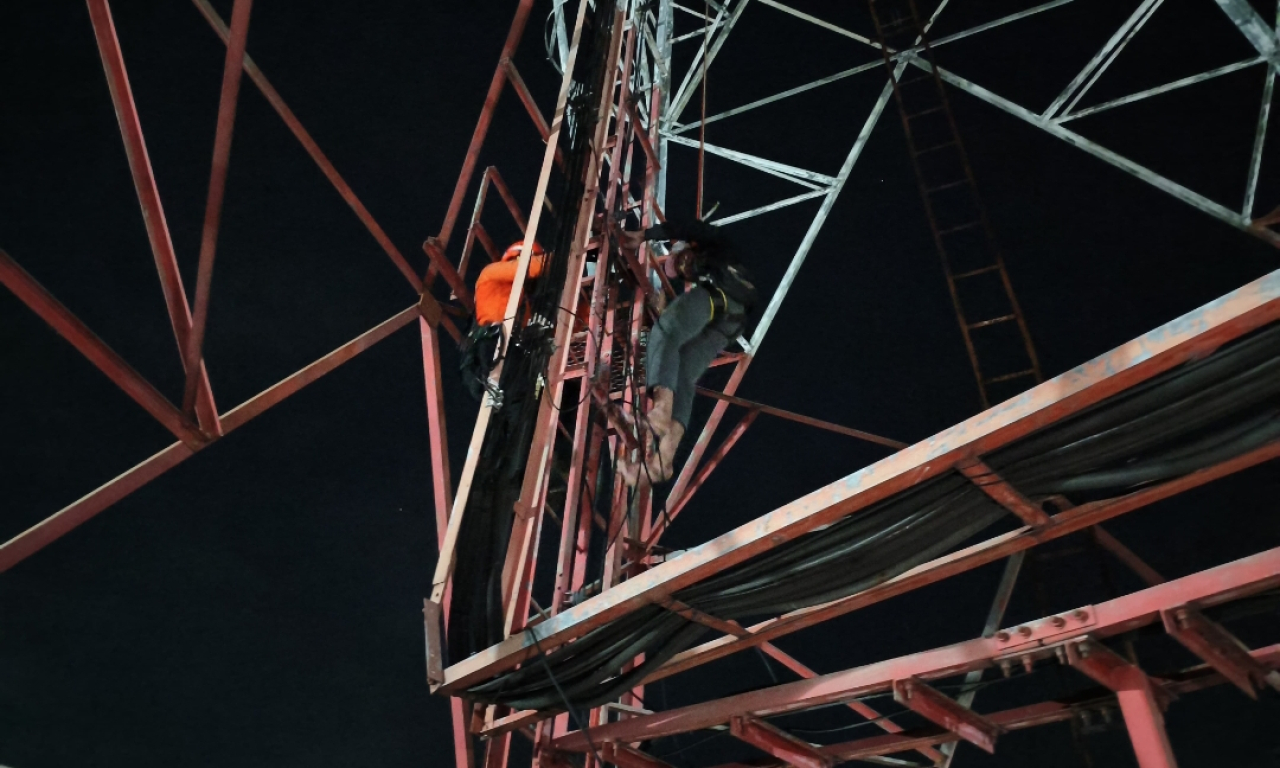 Tim SAR saat melakukan evakuasi pemuda panjat tower BTS ketinggian 20 meter di Sidoarjo. (Humas Basarnas Surabaya)