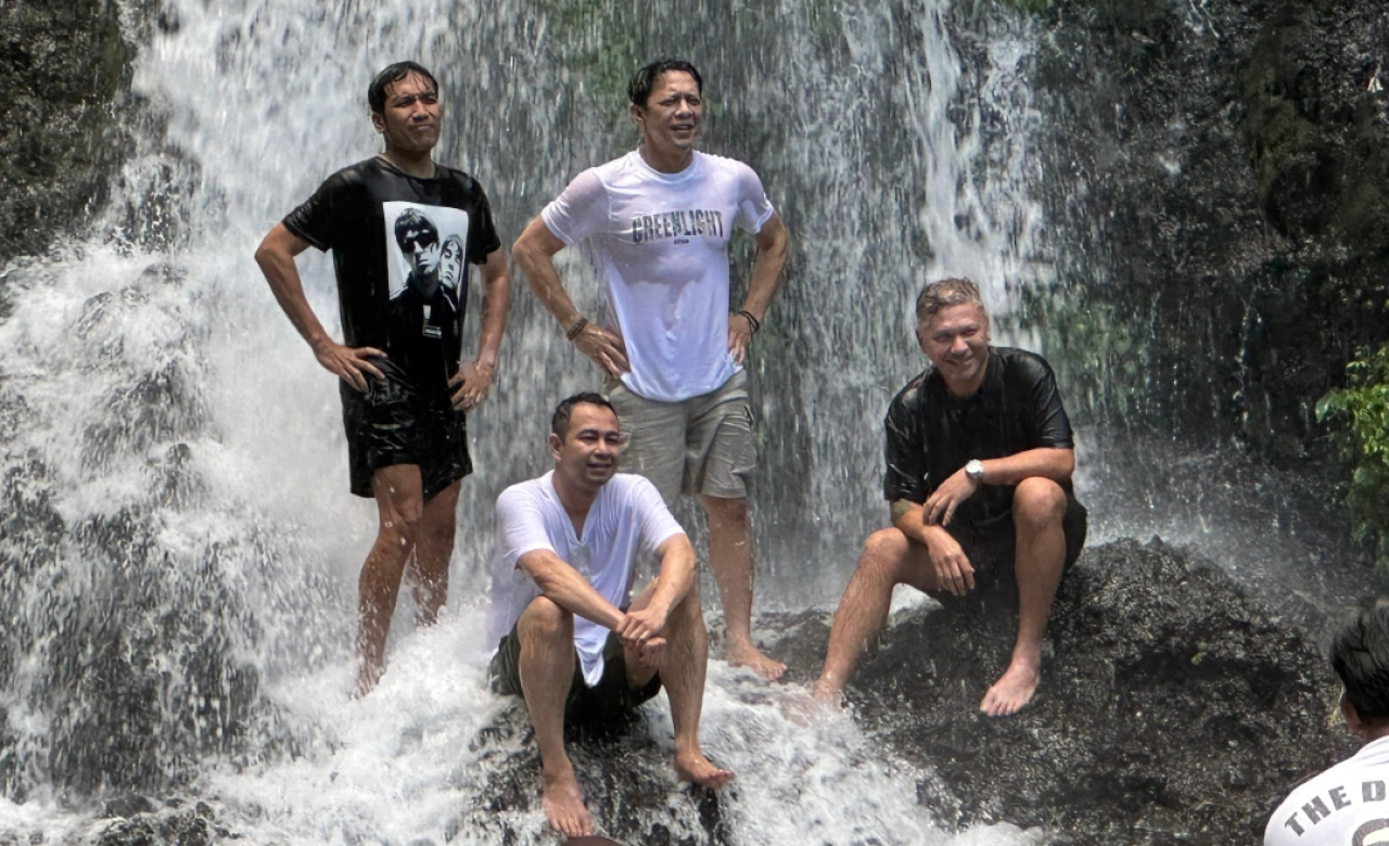 The Dudas menikmati keindahan alam Air Terjun Jagir Kabupaten Banyuwangi. (Humas Pemkab Banyuwangi)