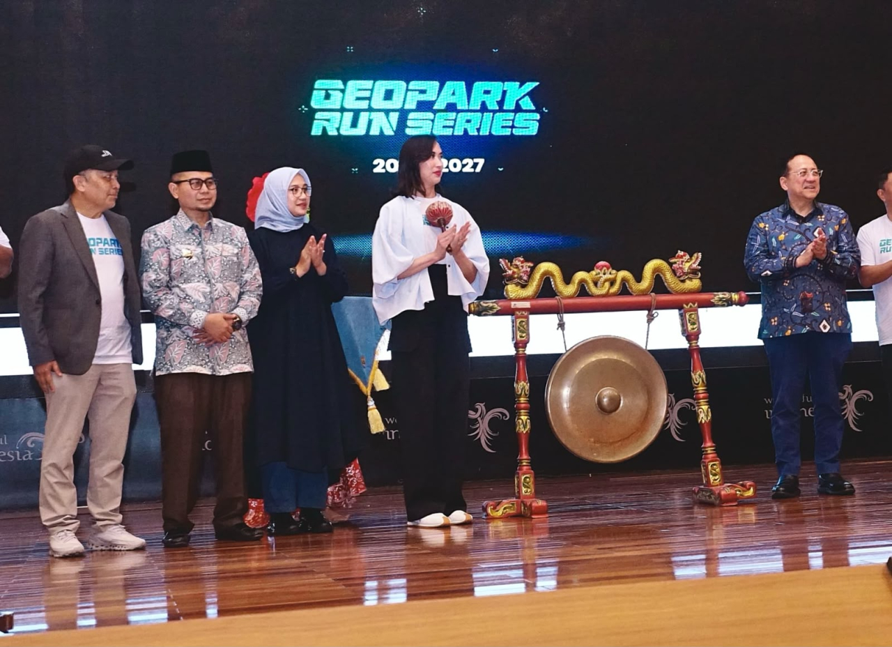 Menteri Pariwisata, Widiyanti Putri Wardhana, luncurkan Geopark Run Series. (Humas Pemkab Banyuwangi)