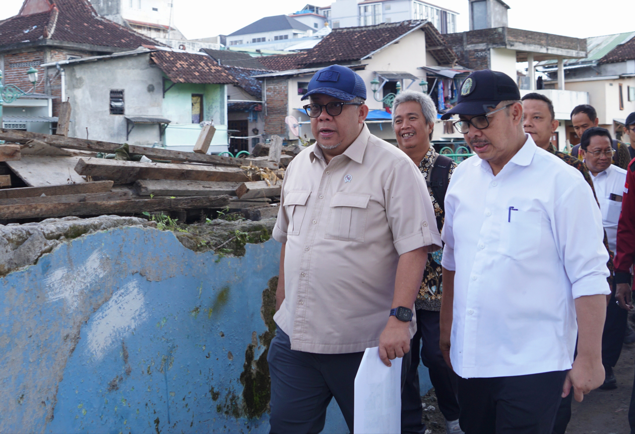Wakil Menteri Perumahan dan Kawasan Permukiman (PKP) Republik Indonesia Fahri Hamzah meninjau kawasan Kampung Lampion Code, Kota Yogyakarta, Jumat, 29 Mei 2026. Dok. Humas Pemkot Yogyakarta