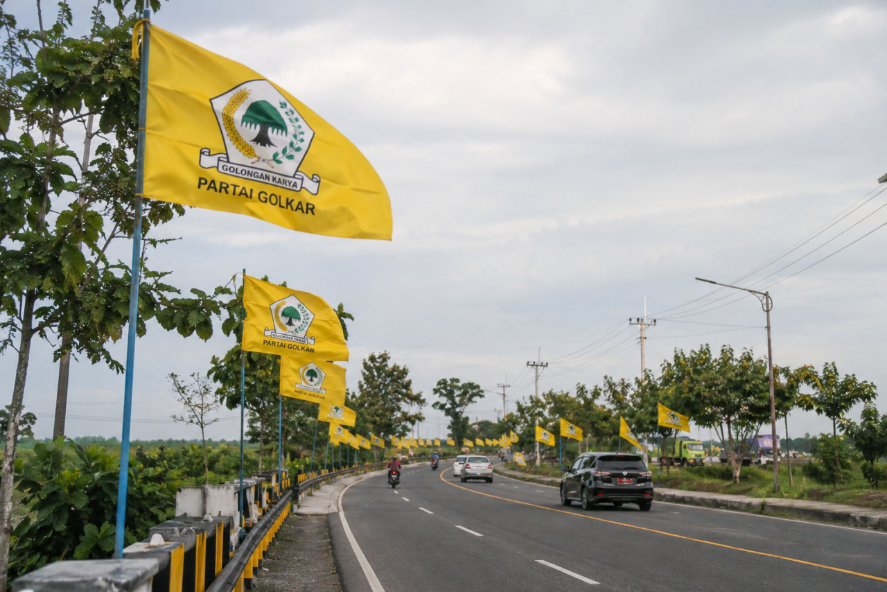Bendera Partai Golkar berkibar di sepanjang jalur Pantura Lamongan-Gresik, Provinsi Jawa Timur. (Dok:Jurnas.net)