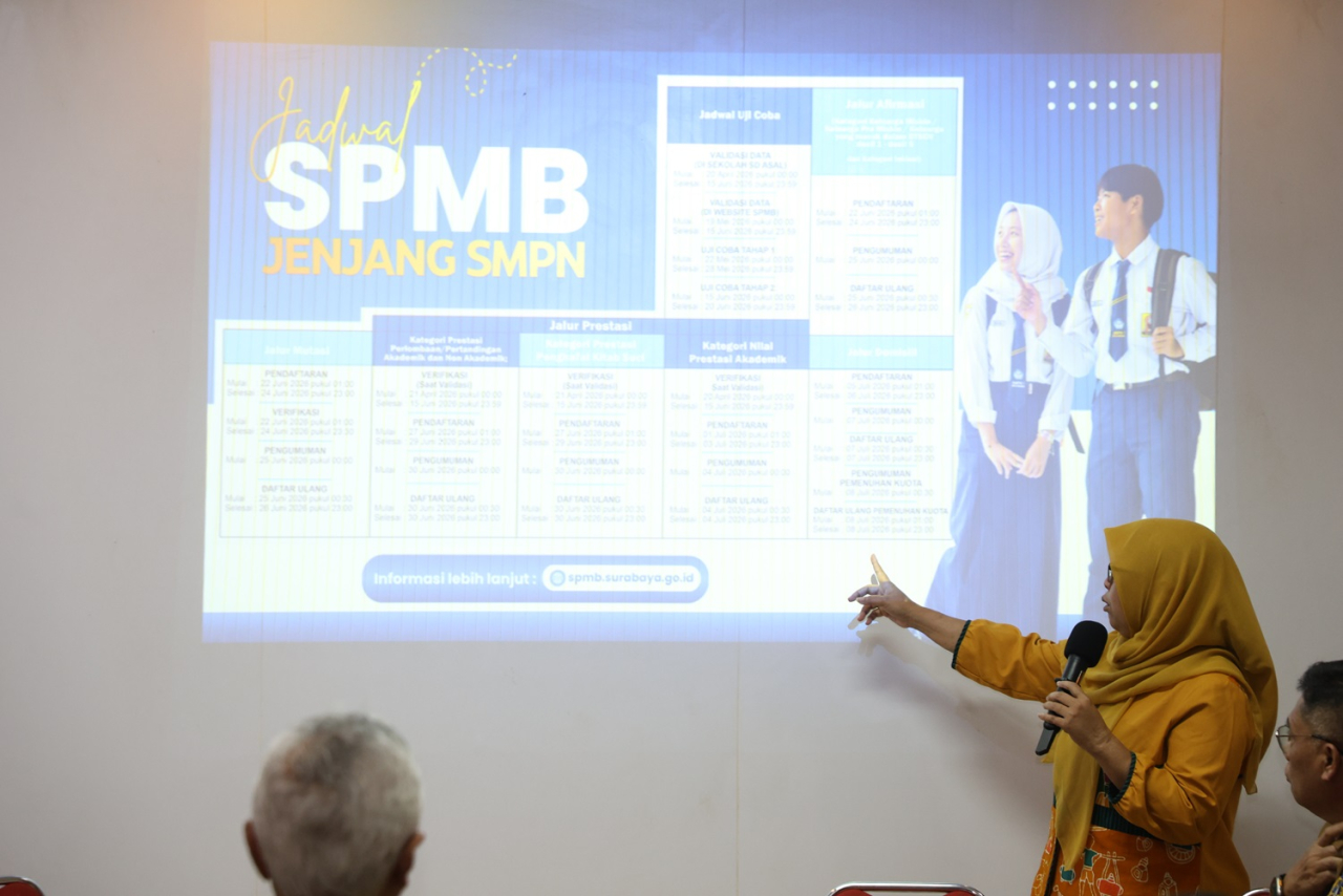 Kepala Dispendik Kota Surabaya, Febrina Kusumawati, memaparkan perubahan skema jalur prestasi SPMB 2026. (Humas Pemkot Surabaya)