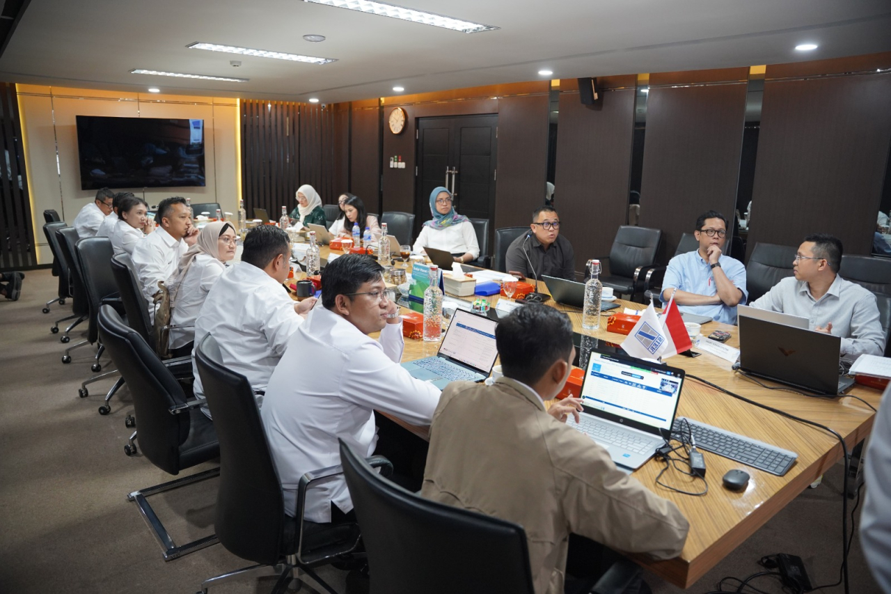 Direktur Utama PT Danareksa (Persero), Yadi Jaya Ruchandi, pimpin monitoring dan evaluasi (monev) saat kunjungan kerja ke kawasan industri SIER di Surabaya. (Humas PT SIER)