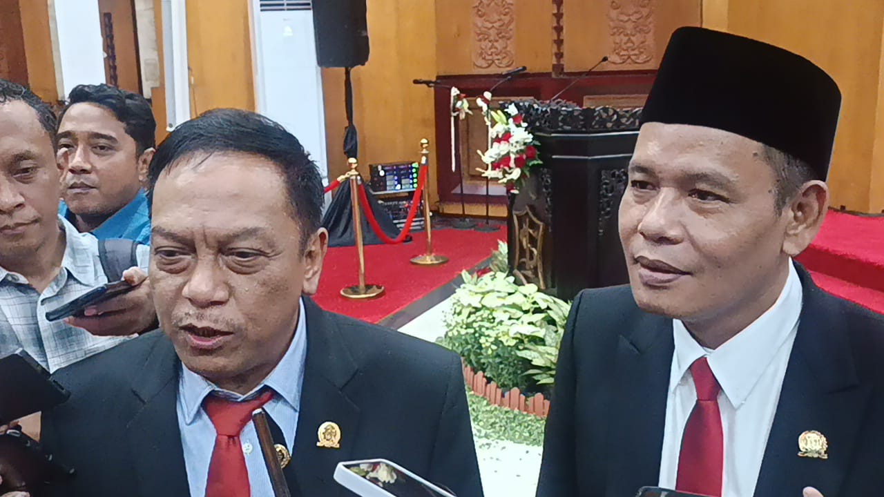 Syaifuddin Zuhri usai dilantik dan diambil sumpah sebagai Ketua DPRD Kota Surabaya. (Insani/Jurnas.net)
