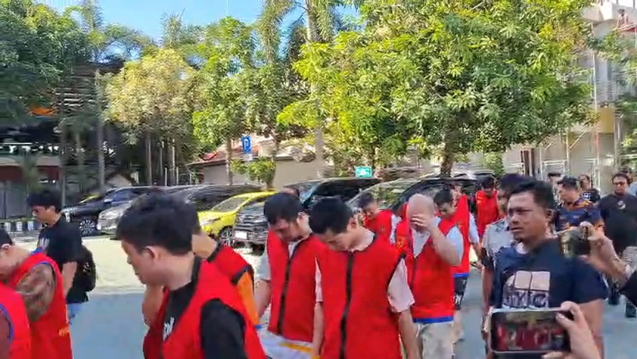 Puluhan tersangka terlibat sindikat kasus scamming internasional digelandang ke Mapolrestabes Surabaya. (Insani/Jurnas.net)