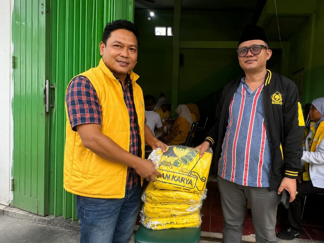 Wakil Ketua Pratama DPD Partai Golkar Jawa Timur, Akhsanul Yakin (rompi) menyerahkan bendera Golkar untuk dikibarkan di Gresik. (Dok:Jurnas.net)