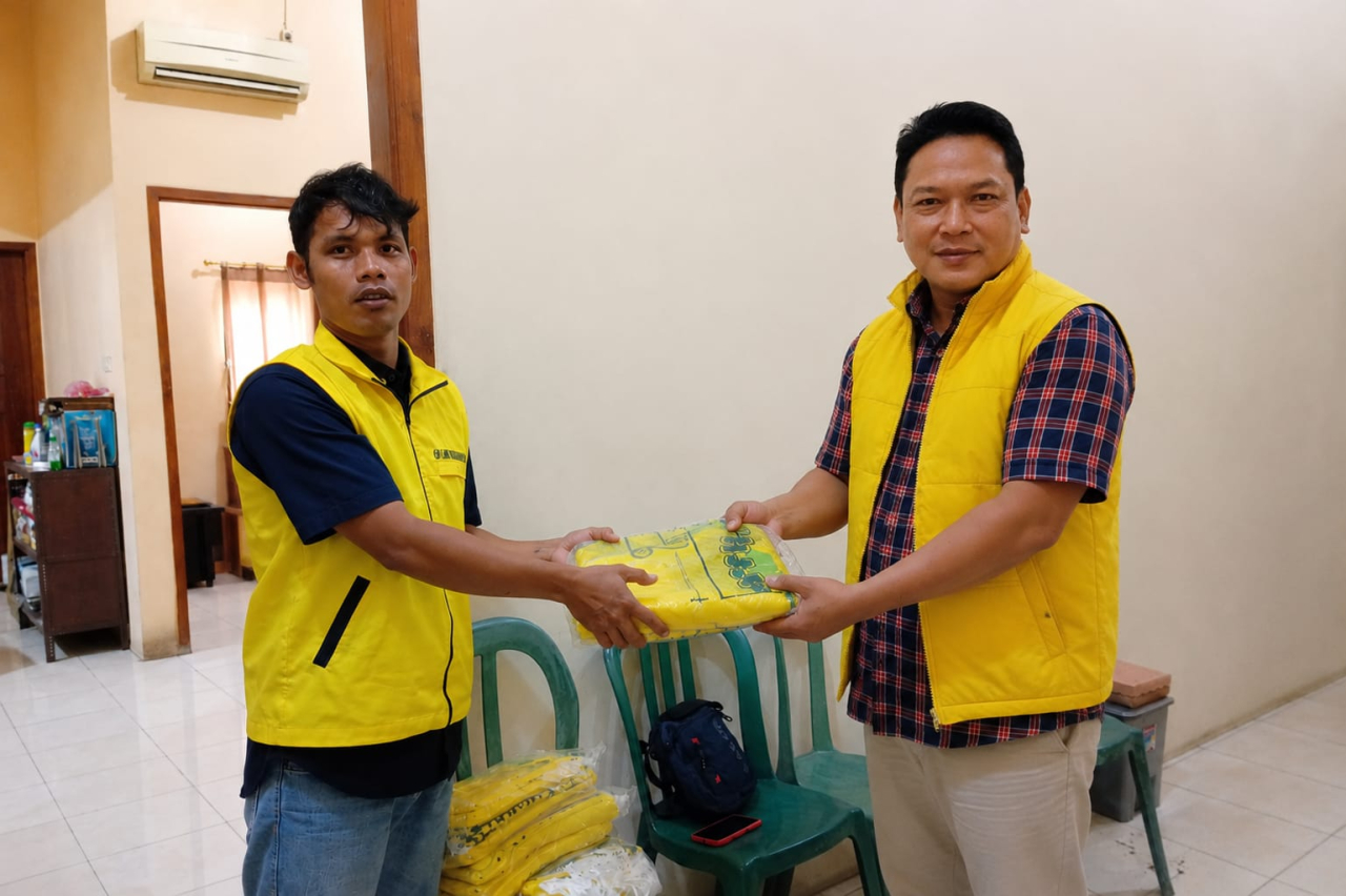 Wakil Ketua Pratama DPD Partai Golkar Jawa Timur, Akhsanul Yakin (kemeja kotak) menyerahkan bendera Golkar untuk dikibarkan di Lamongan. (Dok:Jurnas.net)