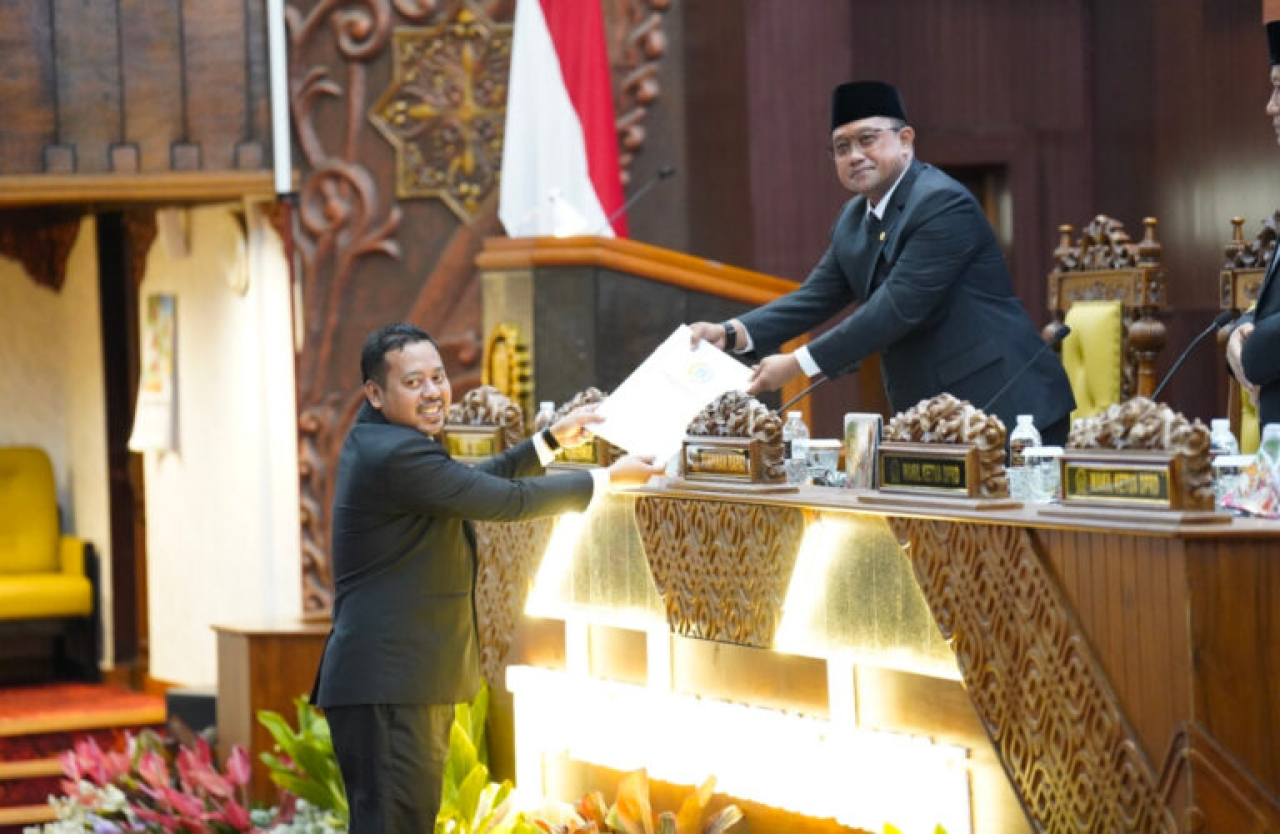 Juru Bicara Fraksi PKS, Raden Harisandi Savari, menyerahkan catatan Fraksi PKS untuk Pemprov Jatim. (Insani/Jurnas.net)