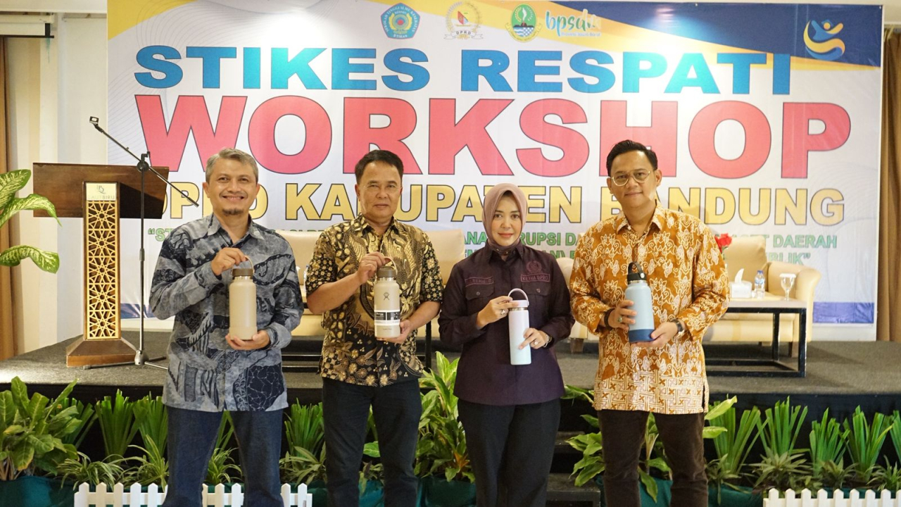 Ketua DPRD Kabupaten Bandung, Renie Rahayu fauzi, sosialisasi gerakan membawa tumbler di lingkungan DPRD. (Istimewa)