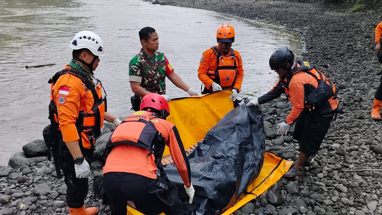 Tim SAR temukan korban tenggelam di Sungai Brantas Blitar dalam keadaan meninggal. (Dok: SAR Surabaya)
