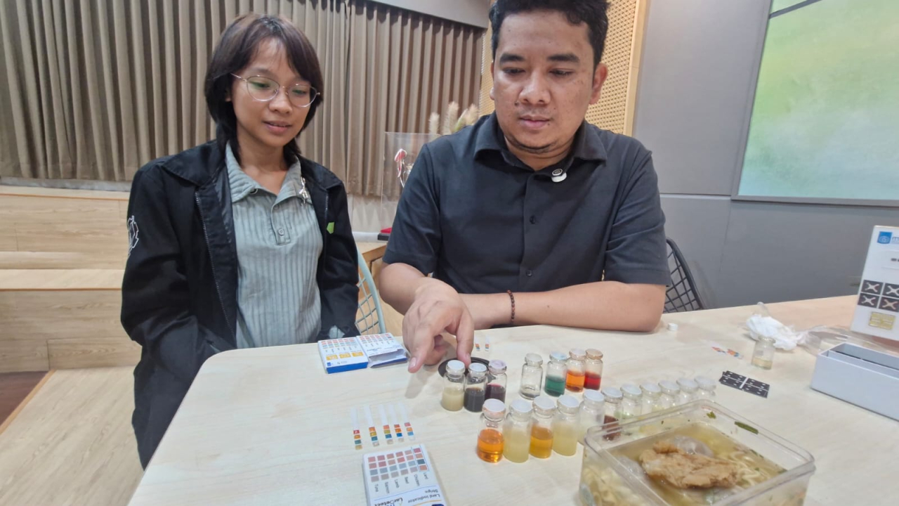 Dosen Departemen Teknik Fisika ITS, Ruri Agung Wahyuono (kanan) bersama tim mahasiswanya. (Humas ITS)