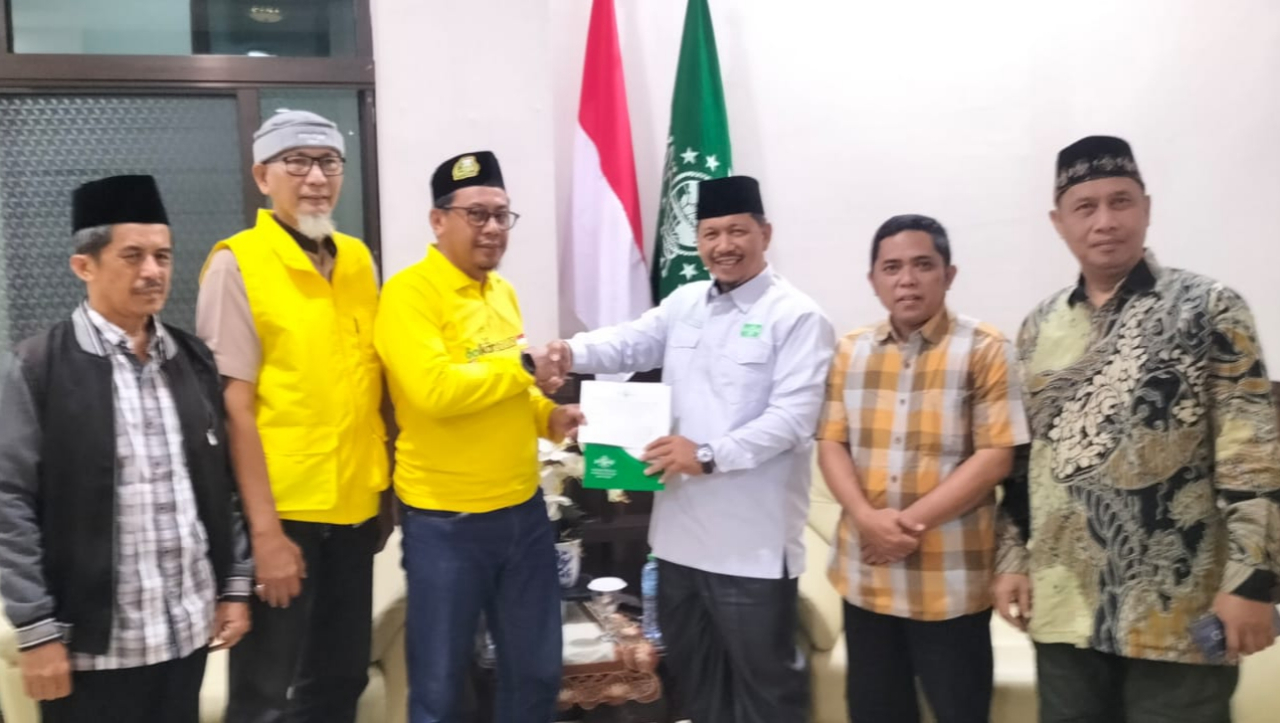 Wakabid Kaderisasi dan Keanggotaan DPD Partai Golkar Jawa Timur, Aan Ainur Rofiq, saat penyerahaan simbolis hewan kurban Ketua Umum Golkar Bahlil Lahadalia ke PWNU Jatim. (Insani/Jurnas.net)