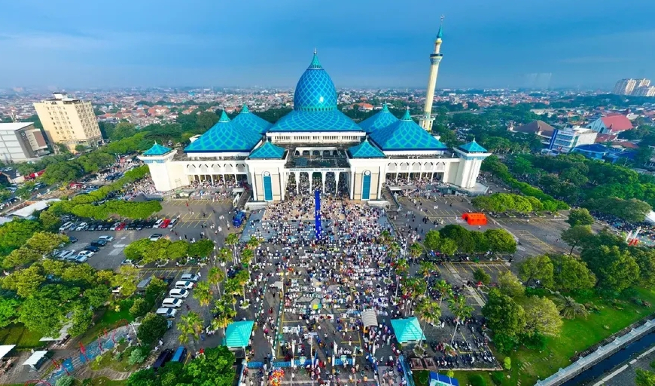 Suasana saat Salat Idulfitri di Masjid Al Akbar Surabaya. (Instagram Masjidalakbarsurabaya)