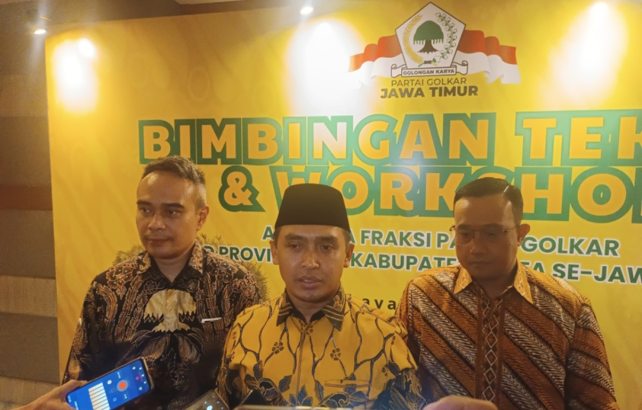 Ketua Harian DPD Partai Golkar Jatim, Adi Wibowo (tengah) didampingi Sekretaris DPD dan Ketua Fraksi Golkqr DPRD Jatim. (Insani/Jurnas.net)