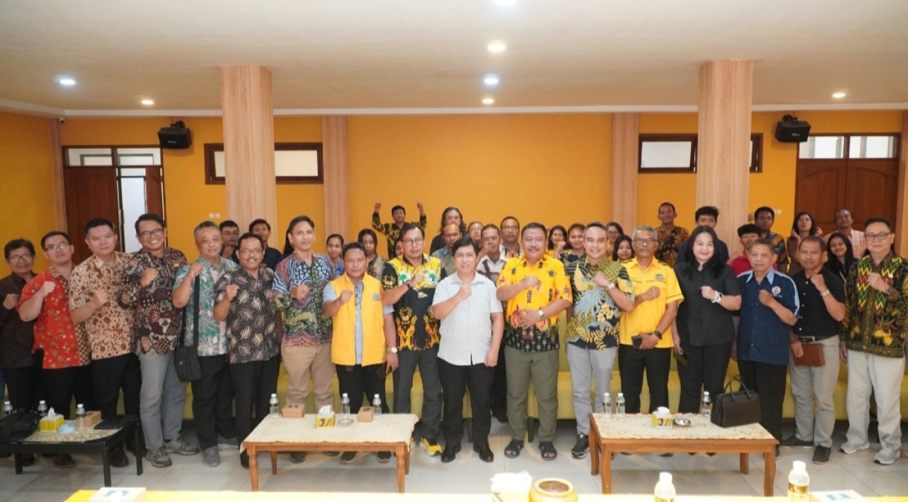 Jajaran pengurus DPD Golkar Jatim foto bersama komunitas pemuda gereja di sela silaturrahim dan serap aspirasi. (Insani/Jurnas.net)