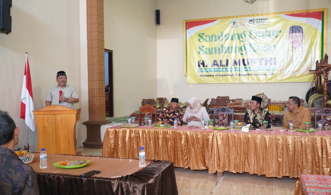 Anggota Komisi V DPR RI Fraksi Partai Golkar, Ali Mufthi, menyapa masyarakat di Balai Desa Salamwates, Kecamatan Dongko, Kabupaten Trenggalek. (Dok: Jurnas.net)