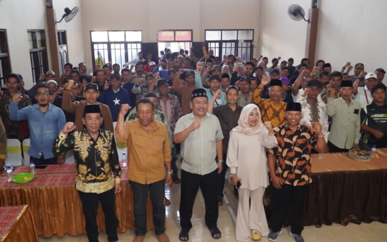 Anggota Komisi V DPR RI Fraksi Partai Golkar, Ali Mufthi, menyapa masyarakat di Balai Desa Salamwates, Kecamatan Dongko, Kabupaten Trenggalek. (Dok: Jurnas.net)