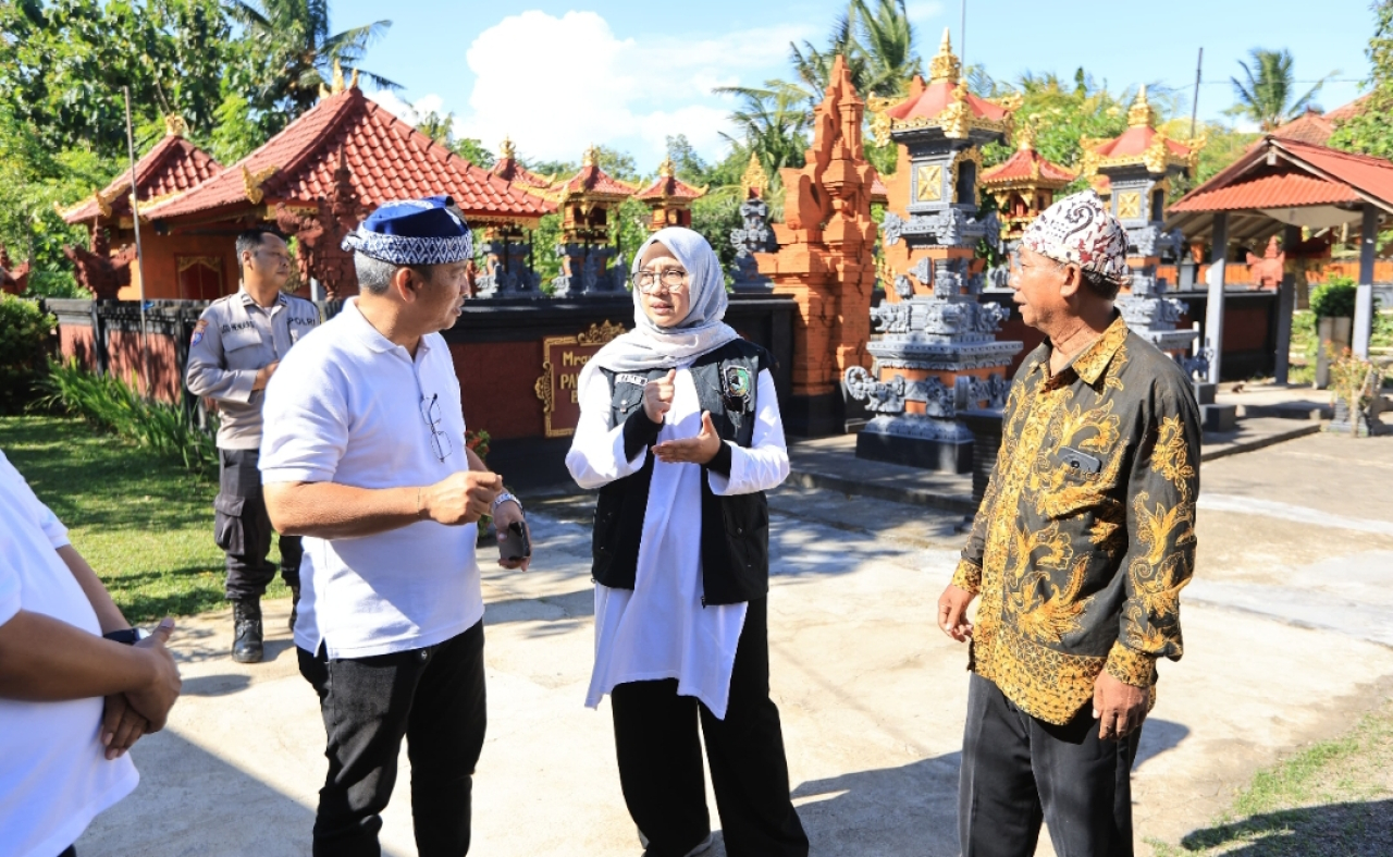 Bupati Banyuwangi Ipuk Fiestiandani, saat mengunjungi Dusun Patoman Tengah, Desa Patoman, Kecamatan Blimbingsari. (Humas Pemkab banyuwangi)