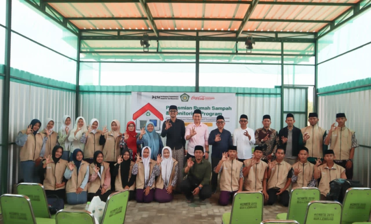 Peresmian Rumah Sampah di Pondok Pesantren Mamba’ul Ma’arif Denanyar, Kabupaten Jombang. (Dok: Jurnas.net)