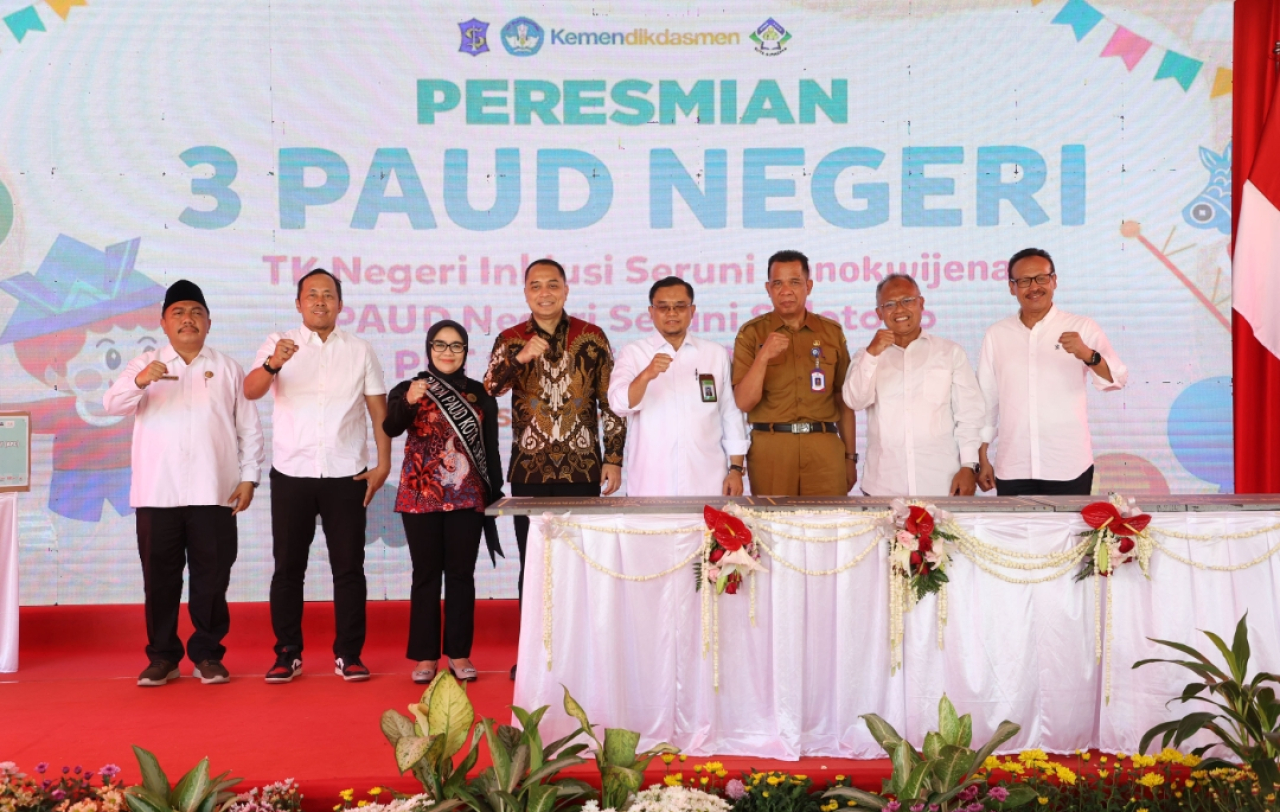 Wali Kota Surabaya Eri Cahyadi di sela peresmian 3 PAUD Negeri. (Humas Pemkot Surabaya)
