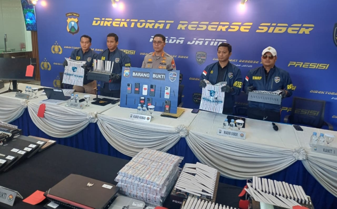 Polda Jatim merilis kasus sindikat OTP ilegal gunakan data warga. (Insani/Jurnas.net)
