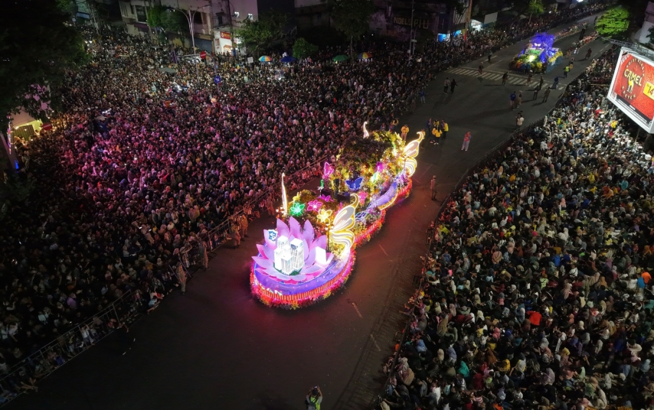 Parade budaya dan festival cahaya pada Surabaya Vaganza 2026. (Humas Pemkot Surabaya)