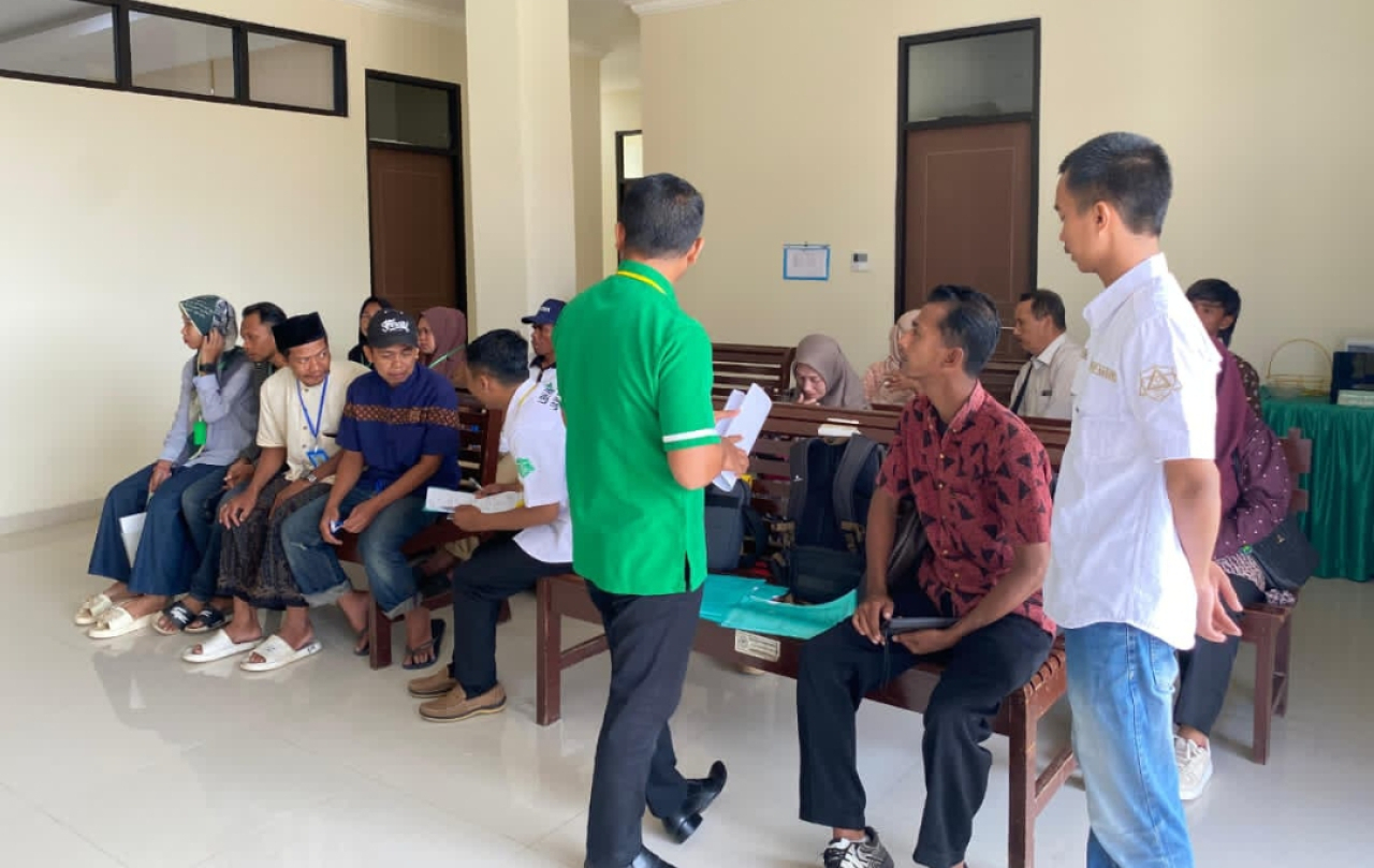 Masyarakat Bawean antusias saat proses isbat nikah massal di PA Bawean. (Dok: LBH Ansor Bawean)