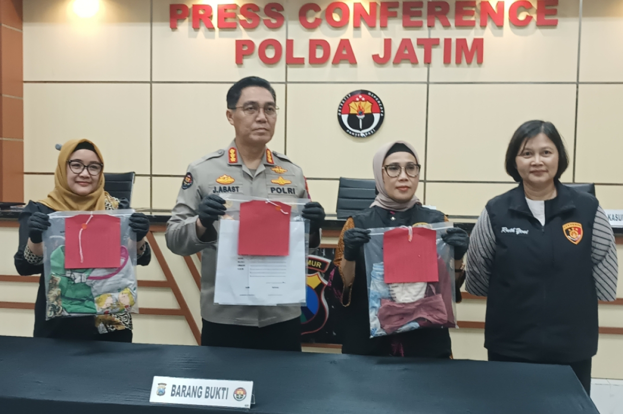 Polisi tunjukkan barang bukti kasus pencabulan. (Insani/Jurnas.net)