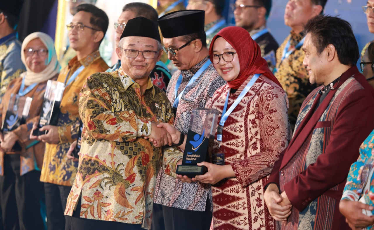 Menteri Pendidikan Dasar dan Menengah Abdul Mu’ti menyerahkan penghargaan kepada Bupati Banyuwangi Ipuk Fiestiandani. (Humas Pemkab Banyuwangi)