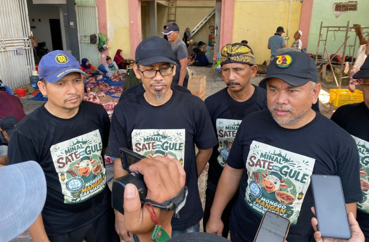 Ketua Umum KOMPAK, Budi Mulyono (paling kanan) di sela penyembelihan hewan kurban KOMPAK Iduladha 2026. (Insani/Jurnas.net)