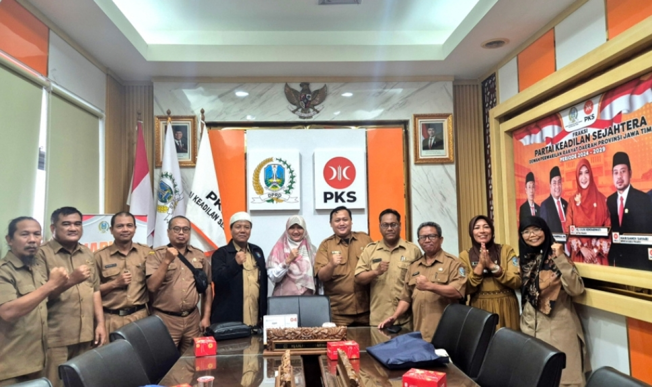Guru ASN SMA dan SMK Jatim saat mengadu ke DPRD Jatim. (Fraksipksjatim)