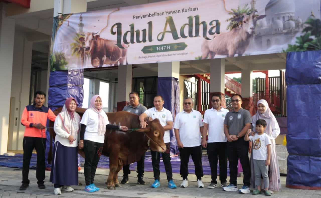 BPBD Jawa Timur hadir bersama masyarakat berbagi melalui 10 hewan kurban. (Humas BPBD Jatim)