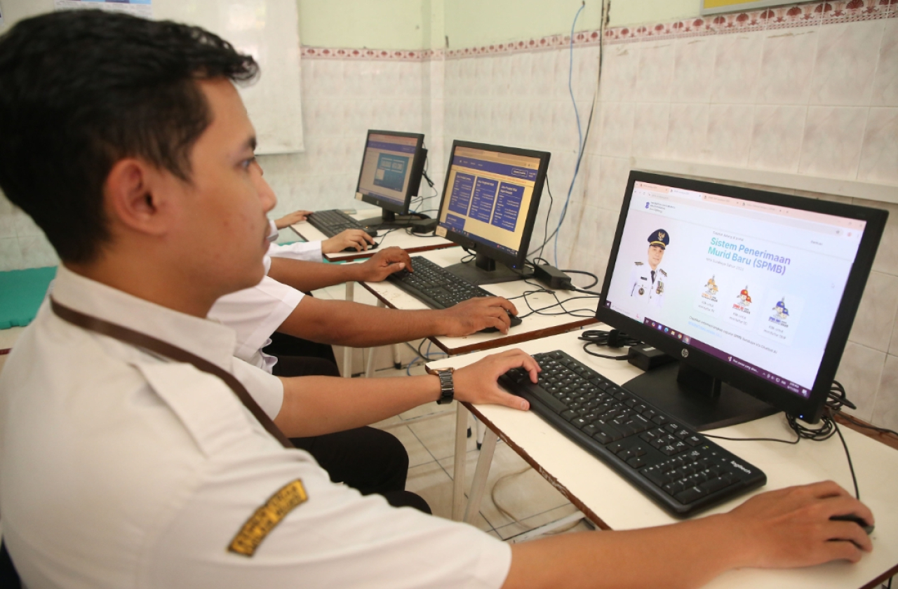 Siswa di Surabaya saat daftar SPMB. (Humas Pemkot Surabaya)
