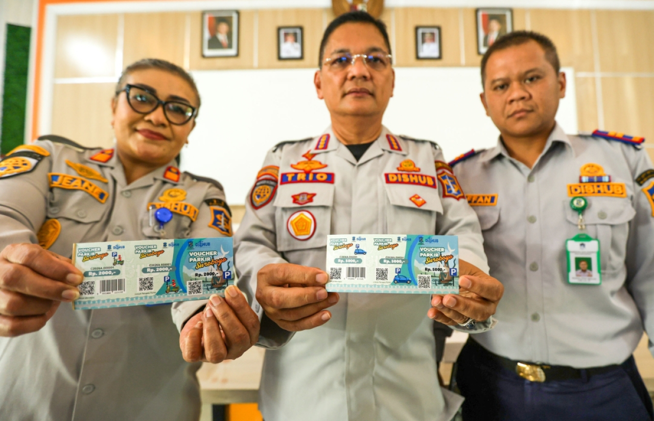 Dishub Kota Surabaya tunjukkan voucher parkir. (Humas Pemkot Surabaya)