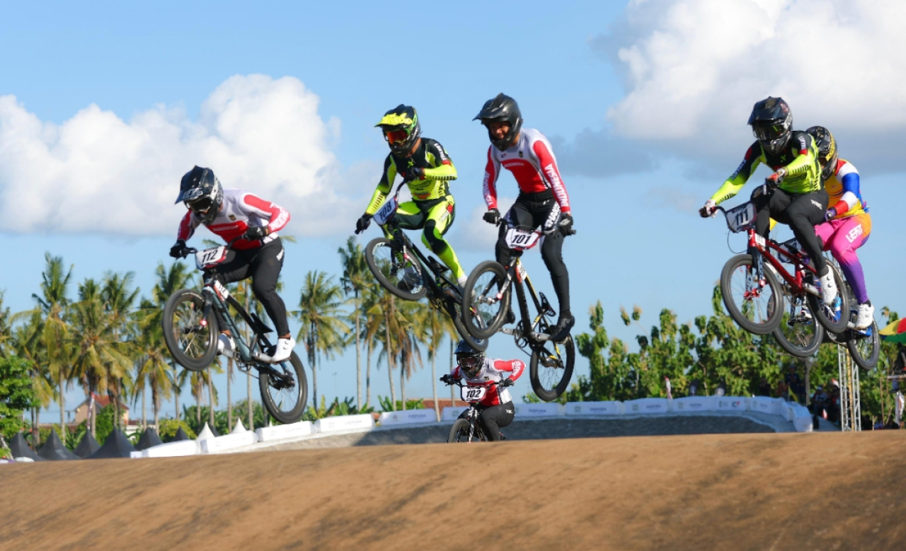 Peserta lomba balap sepeda pada ajang BMX Supercross 2026 di Sirkuit BMX Banyuwangi. (Humas Pemkab Banyuwangi)