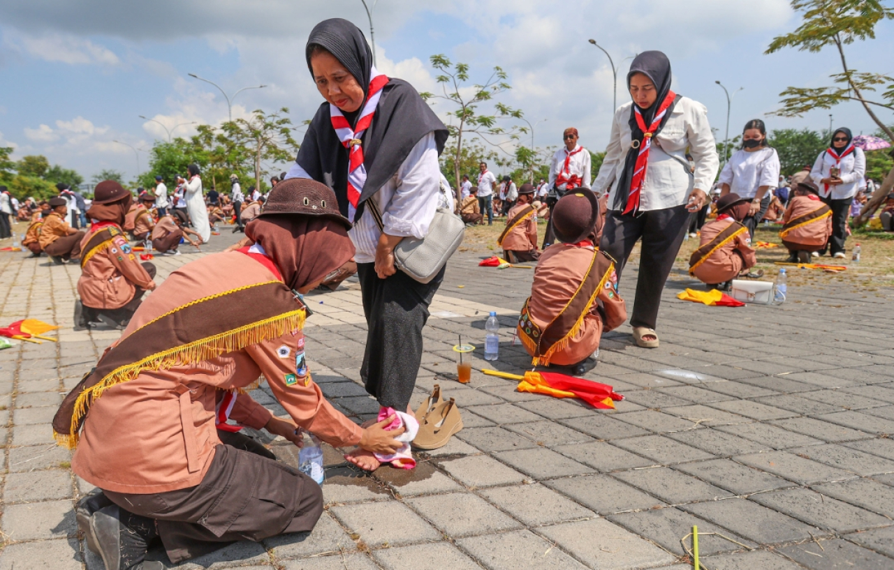 Puluhan pelajar di Surabaya membasuh kaki orang tua masing-masing. (Humas Pemkot Surabaya)