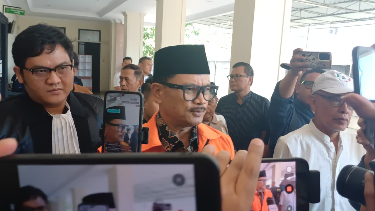 Wali Kota Madiun nonaktif Maidi usai menjalani sidang perdana di Pengadilan Tipikor Surabaya. (Insani/Jurnas.net)